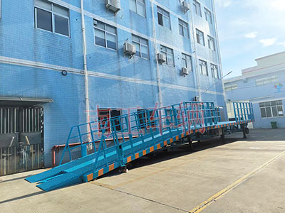 1753317263318035.jpg 13吨重型移动式登车桥 护栏加高3I.jpg